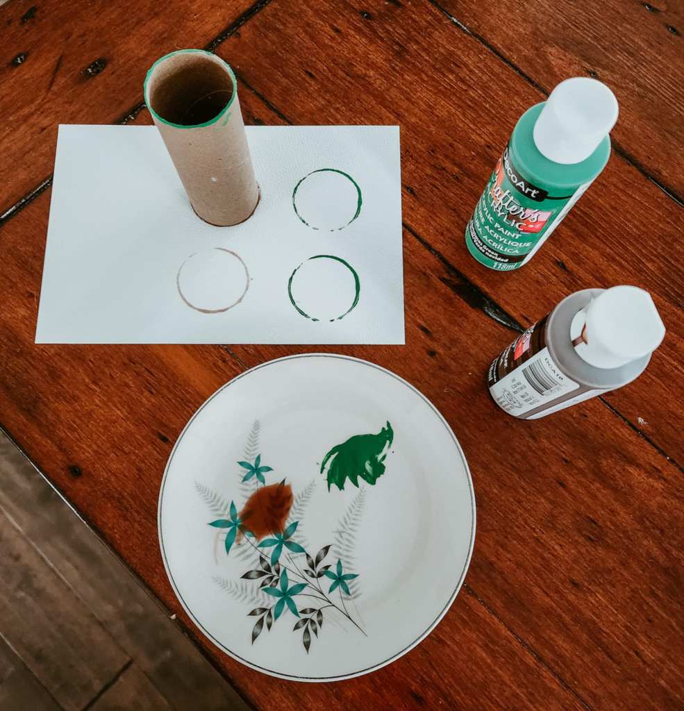 Metallic acrylic paint to make the Christmas baubles. 