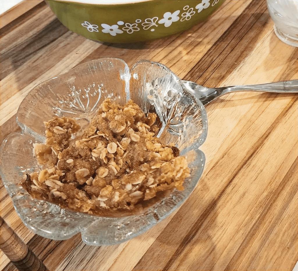 A bowl of apple crisp.
