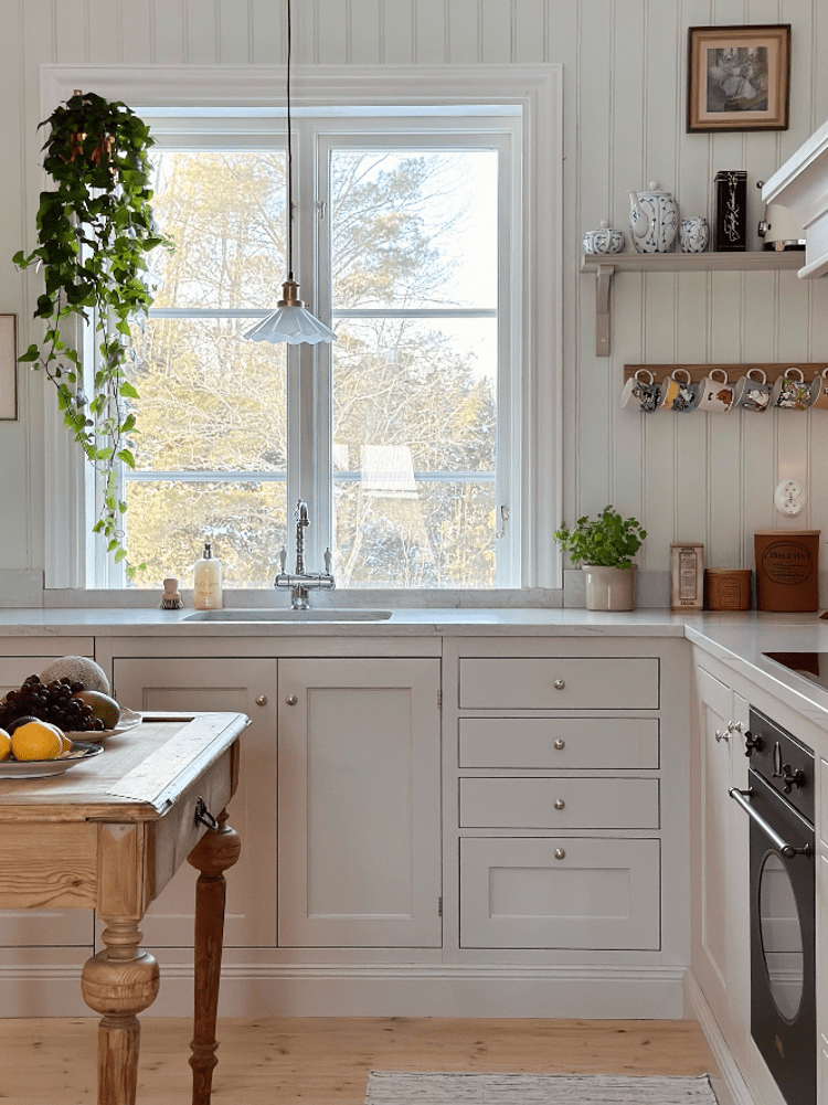 A lovely white Scandinavian kitchen 
