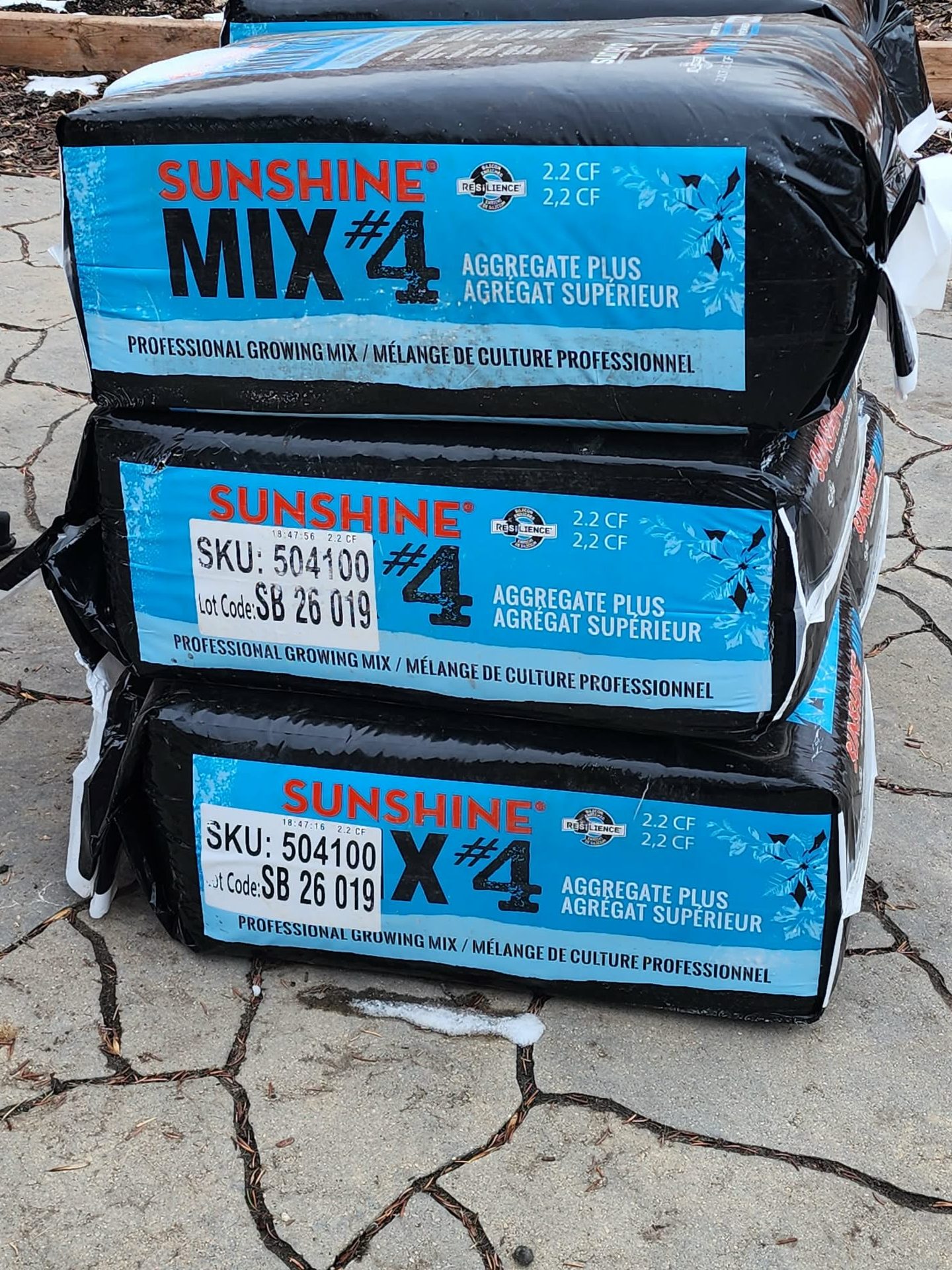 Sunshine #4 potting mix is perfect for all your planters and baskets. 